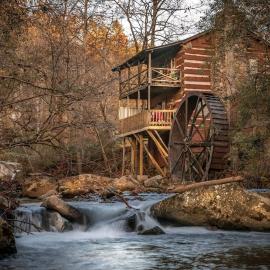 Lindsey Mill Cabin on stream and pond, hotel in Gatlinburg