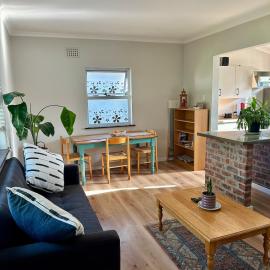 Spacious cottage with a private garden, hotel in Somerset West