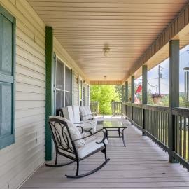 Rural Bybee Retreat w/ Mtn Views!, hotelli kohteessa Bybee