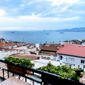 Pleasant apartment with amazing sea view, hotel sa Konak