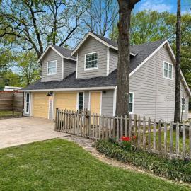 Peach Door Cottage، فندق في لوفكين
