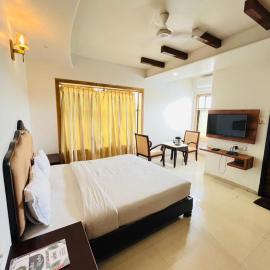 METRO Hotel I 966o9o1oo6 just 500mtr From shreenathji temple By SK, hotel in Nāthdwāra