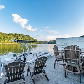 Blue Bayou - Floating House on Lake Cumberland, hotel in Russell Springs