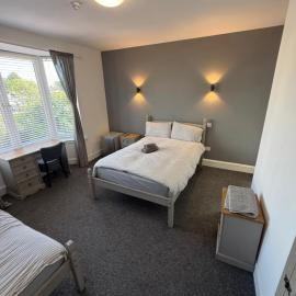 Rooms on Dunnikier Road, Kirkcaldy, Fife - opposite Victoria Hospital, hotel in Fife