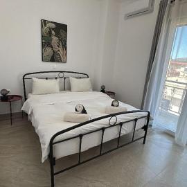 NEW 2 steps away from the port charming house، فندق في لافريو
