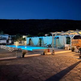 Vlychada Black Beach Suites One Block to Sea & Free-car, hotel en Vlychada