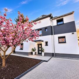 Modernes freistehendes Haus mit 2 Wohneinheiten, Terrasse, Garten & Carport