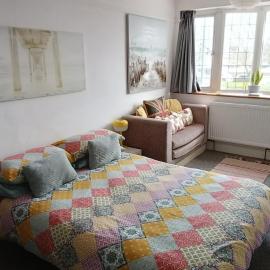 Apartment set over 2 floors 50 metres from the beach front, hotell i Bognor Regis