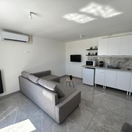 Modern and peaceful home, hotel in Autainville