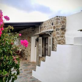 «Astrofeggia» A private stone house Nature-Seaview, хотел в Mandrákion