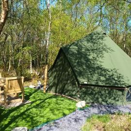 Green woodland bell tent, hotel in Ynys Station