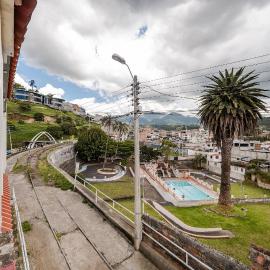 Casa junto al Mercado Copacabana centro de Otavalo, Hotel in Otavalo
