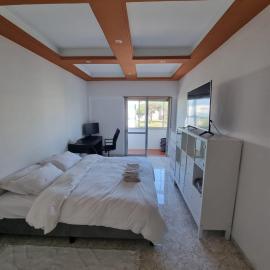 Large room in Almada Laranjeiro, hotel em Almada