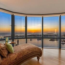 SkyNest - Queens Gambit Penthouse at 66 Queen St