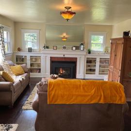 Historic Coastal Cottage 3 Bedroom in Coquille, hotel sa Coquille