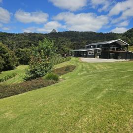 The Black Barn Valley Retreat, hotel v destinácii Helensville