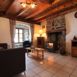 Maison en pierres avec terrain près du Massif du Mézenc, idéale pour un séjour nature en famille - FR-1-582-267, hotel in Saint-Front