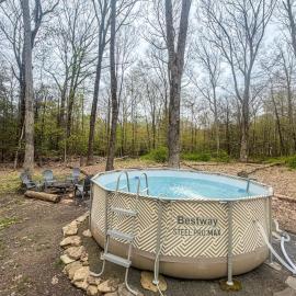 Hot Tub Secluded Fire Pit Hammock, hotel v destinaci Stroudsburg