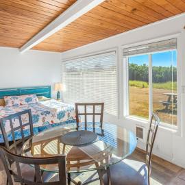 Come for the Surf & Stay at Sandy Days Condo - Unit I, hotel di Ocean Shores