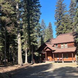 Whispering Pines Cabin With Private Hot Tub, hotel a McCall