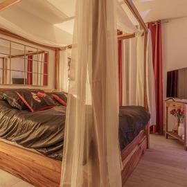 Suite romantique LMF SPA intérieur piscine privés jardin et lit King size, hotell sihtkohas Rousson