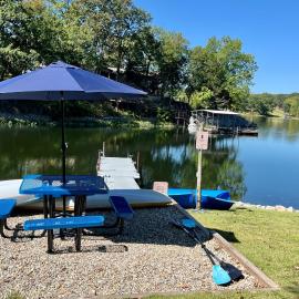 Lakefront Suite Dock, No-Wake Cove & Firepit, hotel in Marion