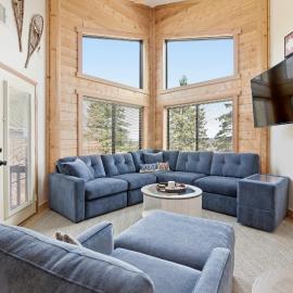 Seven Springs Stoneridge 1 BR Loft Deluxe Ski In-Out Condo, hotel in Champion