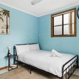 Courtyard Double Room - 7 Min Walk to Carlton Stn - Shared Bathroom, отель в Сиднее