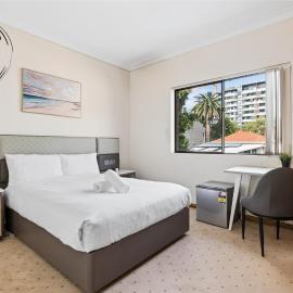 ROOM ONLY Double Room - 7-Min Walk to Carlton Station, Hotel in Sydney