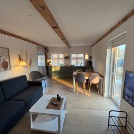 Viesnīca 4 people Cozy Little Apartment pilsētā Bogø By