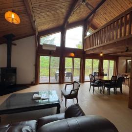 Cabin D 3min walk Lake Saiko remote work BBQ, 5min drive Kawaguchi Lake Mt Fuji view, Hotel in Narusawa