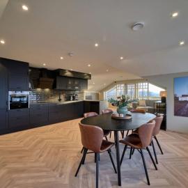 Nice apartment with five bedrooms and sea view, hotel em Dalebru