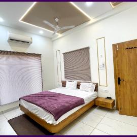 NEAR Mahakal dham TEMPLE Hotel Premium G R Ujjain,Near Mahakaleshwar Jyotirlinga Temple And Railway Station , Fully Air Conditioned Rooms And Wifi , Parking , TOP RATED FAMILY HOTEL IN UJJAIN、ウッジャインのホテル