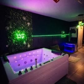 Morlanwelz-Mariemont में, होटल Ô Spa Privatif - Luxury Suite - JACUZZI-SAUNA-NETFLIX-FISHSPA-SERVIETTES-PEIGNOIRS-SANDALES-CAFE