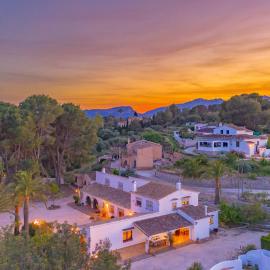 Villa Mas Blanc - PlusHolidays, hotel in Benissa