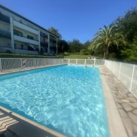 Casa Surf Shelter, large swimming pool, 1-bedroom apartment, garden, day use, Rhune view