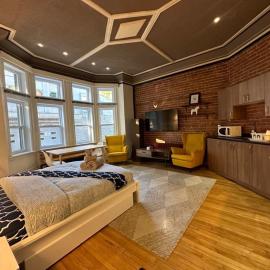 Gorgeous Unit Near General Hospital & Concordia