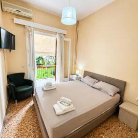 Konstantinou Apartments โรงแรมในปาราลีอออัสตรอช