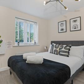 2-Bed Apartment Near Heathrow - Free Parking - Contractor & Leisure Stays, hotel a Colnbrook