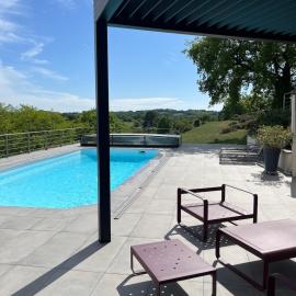 Villa 15, 12 personnes avec piscine, hotell i Châteaumur