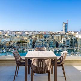 Sea View Penthouse with Stunning Marina View in Pieta, hotell i Pietà