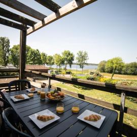 Le Bellevue, 50m lac, piscine, parking, wifi, baignade surveillée, Hotel in Aureilhan