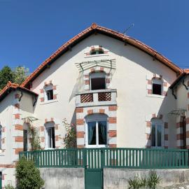 Maison de famille chaleureuse proche Brantome en Périgord、Tocane-Saint-Apreのホテル