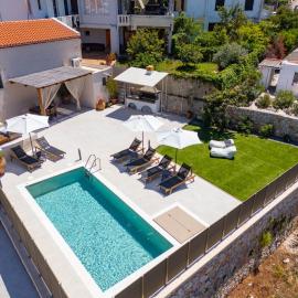 Villa Platon - Authentic Stone Villa with Panoramic Sea Views by Posarelli Villas, hotel i Pláka