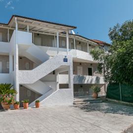 Alexandros Apartments، فندق في إيبسوس