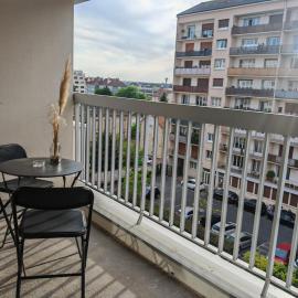 Cozy 1-bedroom apartment with balcony & parking, 5 minutes from the train station, near Paris