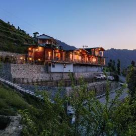 SaffronStays The Rhodoville Villa, hotel v mestu Kanatal