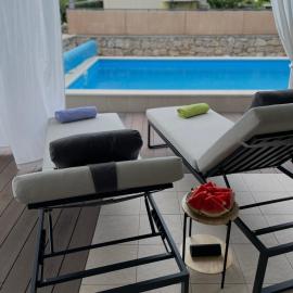 Holiday home near sea with private pool, hotel in Brodarica