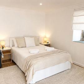 Modern Studio with Private Patio near Cascais & Sintra, Hotel in Alcabideche