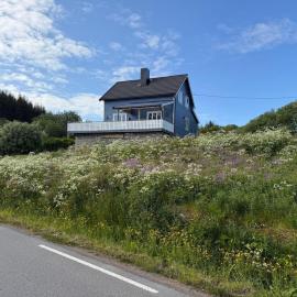 House with a view of fjord, Vesterålen, Langøya, Lofoten, Hotel in Bø